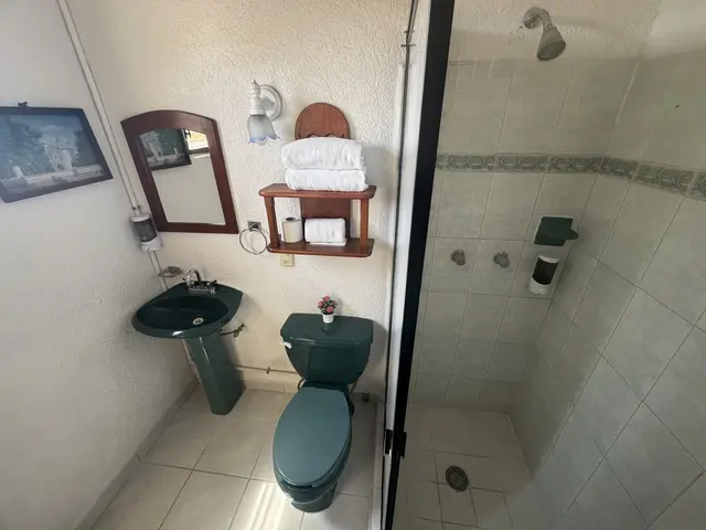 Room 4 with jacuzzi, terrace and kitchenette at a La Madera Beach hotel, Zihuatanejo – photo 14
