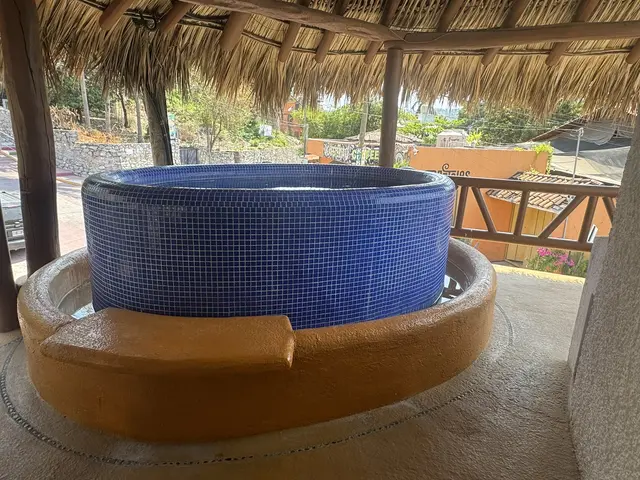 Room 4 with jacuzzi, terrace and kitchenette at a La Madera Beach hotel, Zihuatanejo – photo 8