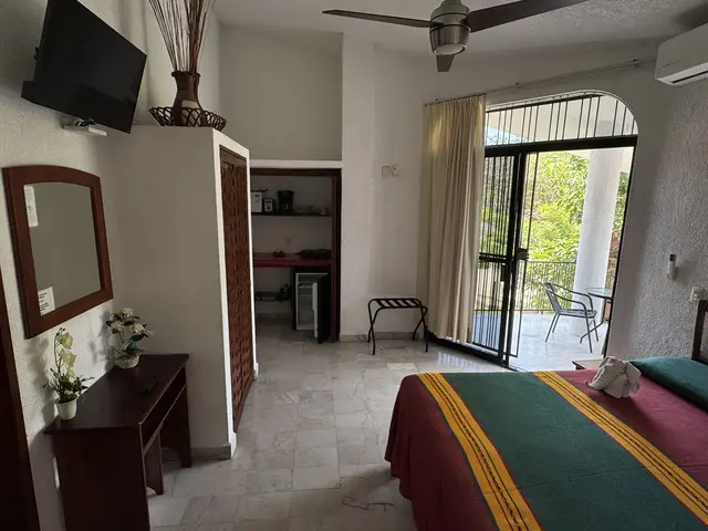 Room 5 with terrace and kitchenette at a La Madera Beach hotel, Zihuatanejo – photo 4