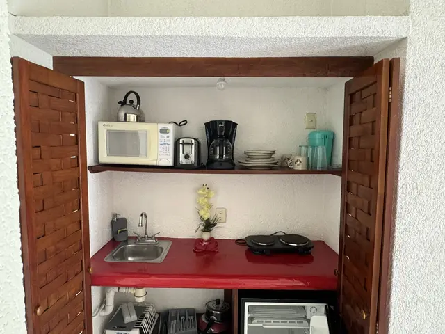 Room 5 with terrace and kitchenette at a La Madera Beach hotel, Zihuatanejo – photo 5