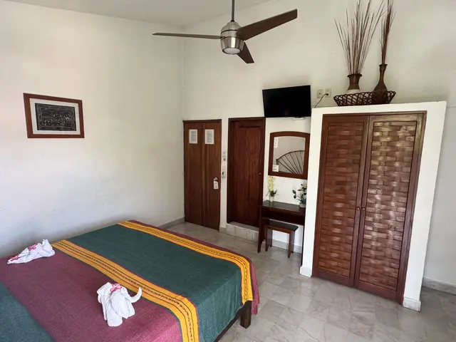 Room 5 with terrace and kitchenette at a La Madera Beach hotel, Zihuatanejo – photo 1