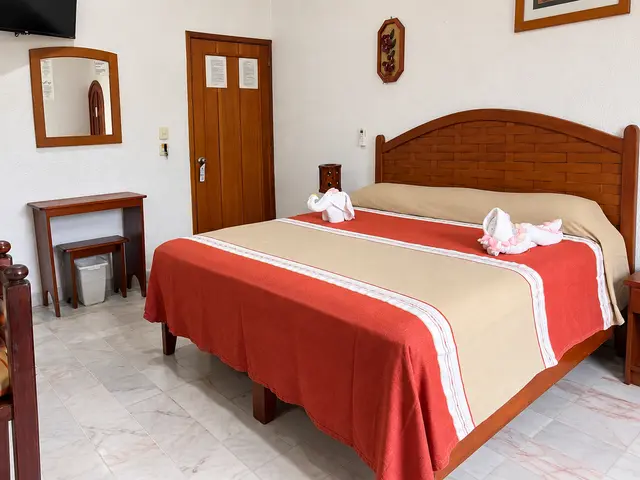 Room 6 with terrace and kitchenette at a La Madera Beach hotel, Zihuatanejo – photo 2