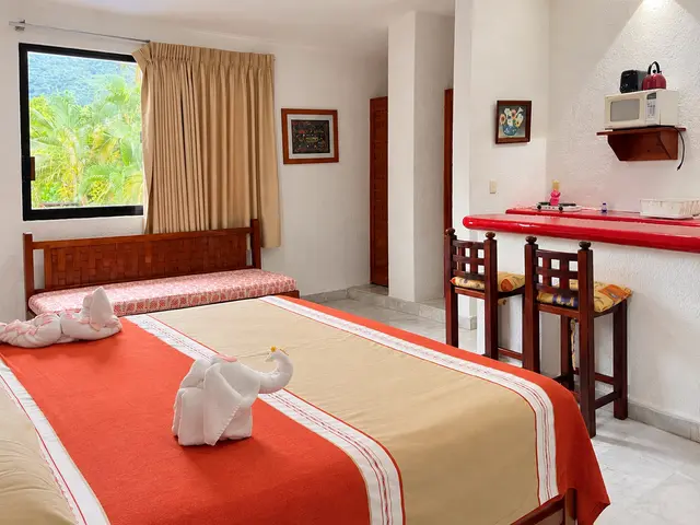 Room 6 with terrace and kitchenette at a La Madera Beach hotel, Zihuatanejo – photo 1