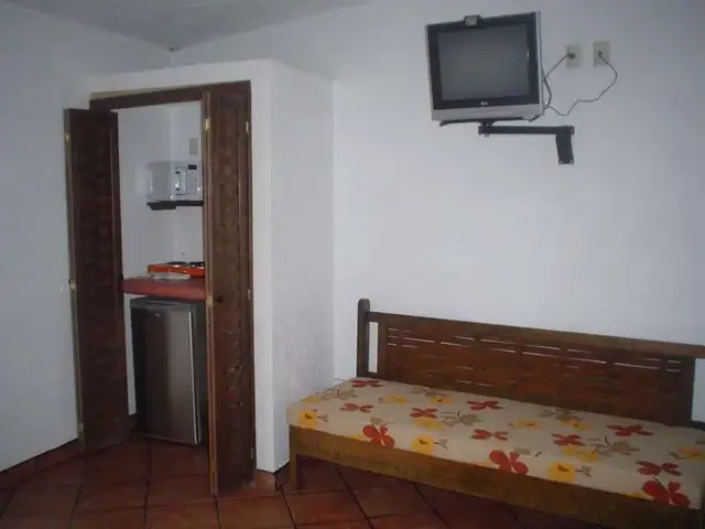 Room 8 with terrace and kitchenette at a La Madera Beach hotel, Zihuatanejo – photo 3