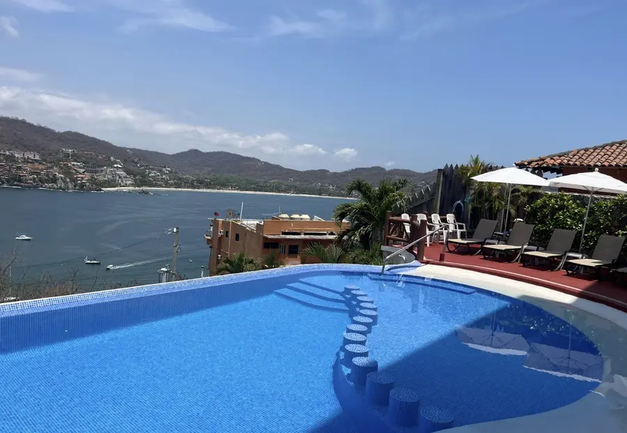 Villas El Morro infinity pool overlooking Zihuatanejo Bay